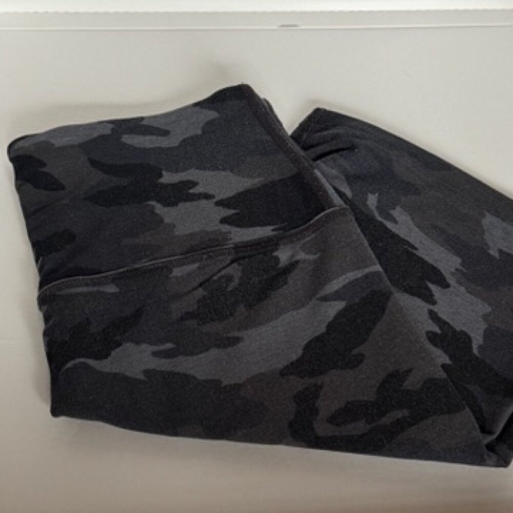 Beyond Yoga High Waisted 5" Biker Shorts Camo Size L